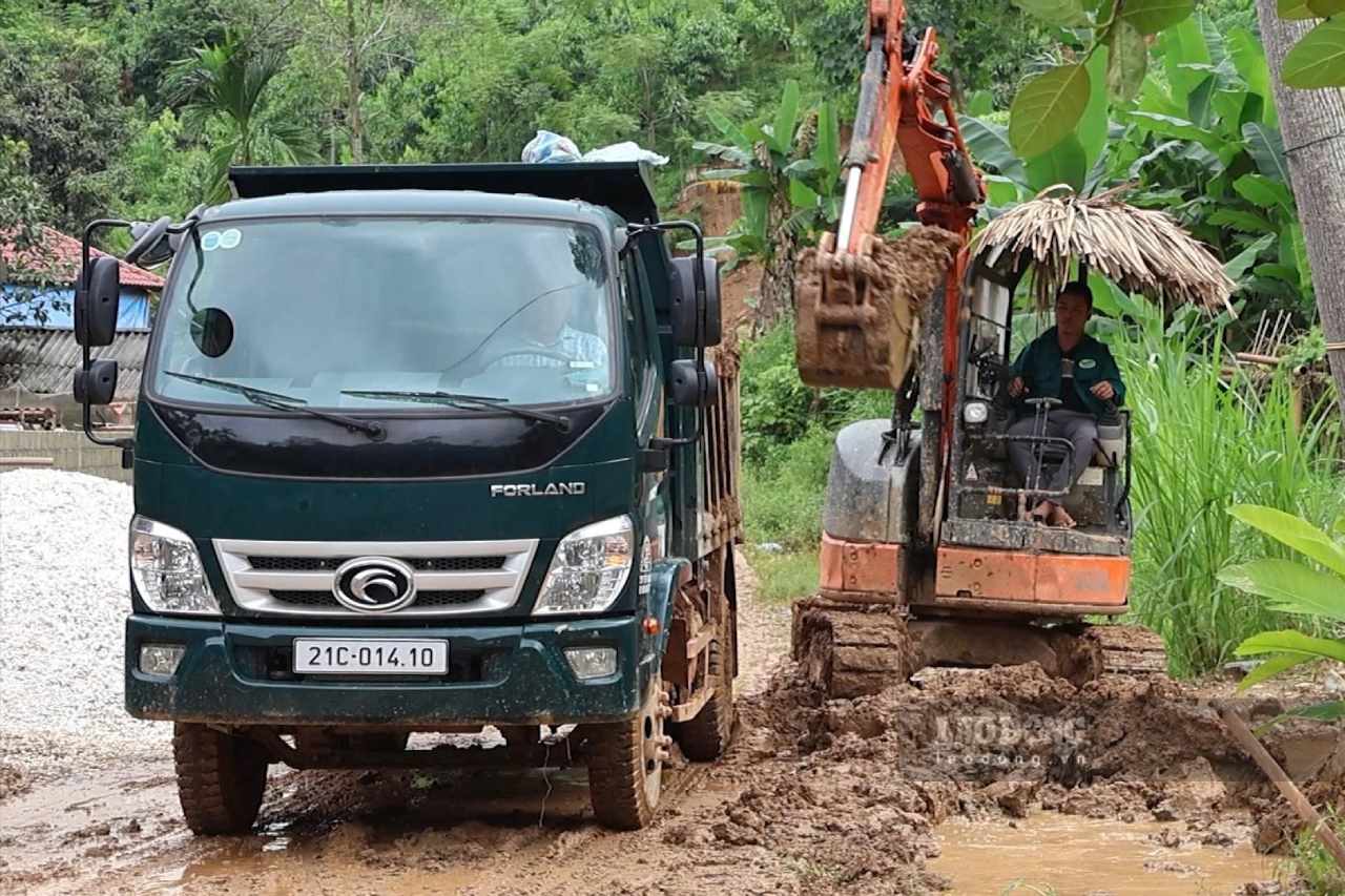 Các đơn vị chức năng khẩn trương khắc phục hậu quả thiệt hại các công trình thủy lợi do mưa lớn kéo dài. Ảnh: Văn Đức.