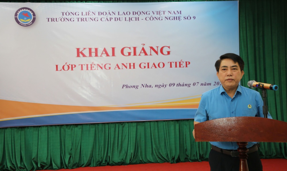 Ông Phan Thanh Lân - Phó Chủ tịch Liên đoàn Lao động tỉnh Quảng Trị phát biểu tại lớp học Tiếng Anh đặc biệt. Ảnh: Công Sáng