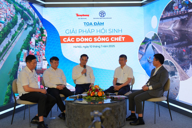 Các khách mời trao đổi trong Tọa đàm “Hồi sinh những dòng sông chết“. Ảnh: Nguyễn Linh