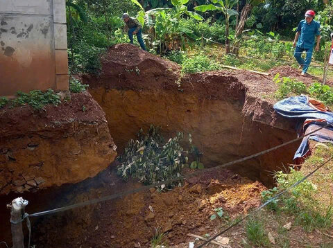 Hố sụt ăn sâu vào móng nhà 1,5 m của hộ dân tại xã Mường Hoa. Ảnh: Công an xã Mường Hoa.