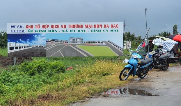 Phía trong đê quy hoạch khu dân cư, nếu đê biển Tây Cà Mau không được bảo vệ, đầu tư, không những sản xuất khó khăn mà việc phát triển kinh tế - xã hội của khu vực xã Đá Bạc cũng gặp khó. Ảnh:Nhật Hồ