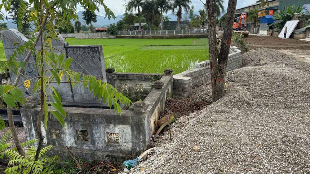 Một bước tường kè được đấu nối vào tường bảo vệ bia di tích. Ảnh: Văn Thành Chương