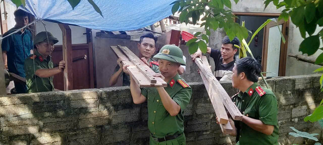 Sáng ngày 11.7, Công an xã Mường Hoa tổ chức di dời tài sản của người dân bị sạt lở, sụt lún đến nơi an toàn.