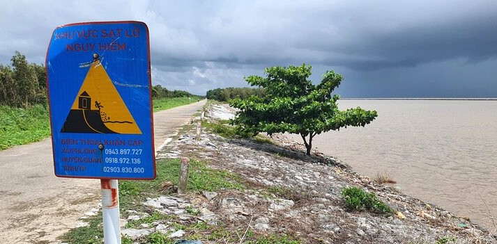 Nhiều khu vực đê biển Tây Cà Mau được cảnh báo nguy cơ rất cao. Ảnh: Nhật Hồ
