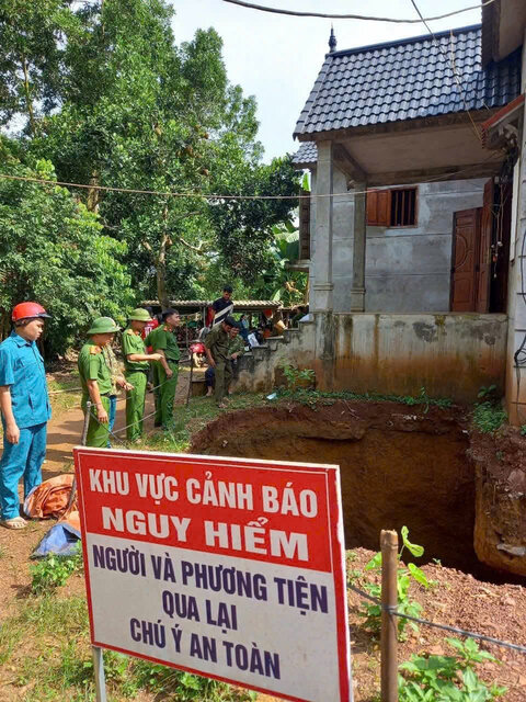 Chính quyền địa phương đặt biển cảnh báo khu vực nguy hiểm. Ảnh: Công an xã Mường Hoa.