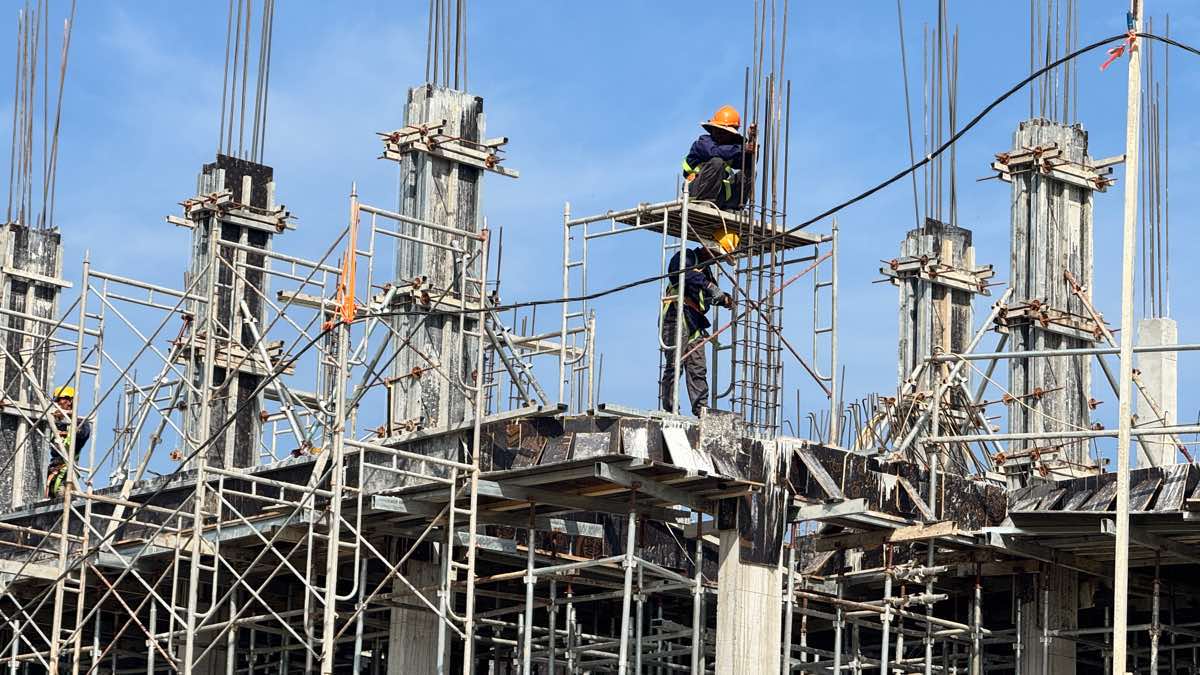 Công nhân tất bật lắp giàn giáo để sẵn sàng đổ các mẻ bê tông tại các trụ trong khu vực sảnh nhà hàng, dịch vụ.