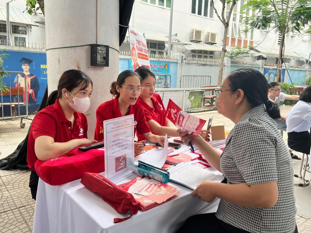 Với nhiều lao động ở thành phố lớn, lương tối thiểu vùng vẫn là mức lương chưa đủ sống. Ảnh: Quỳnh Chi