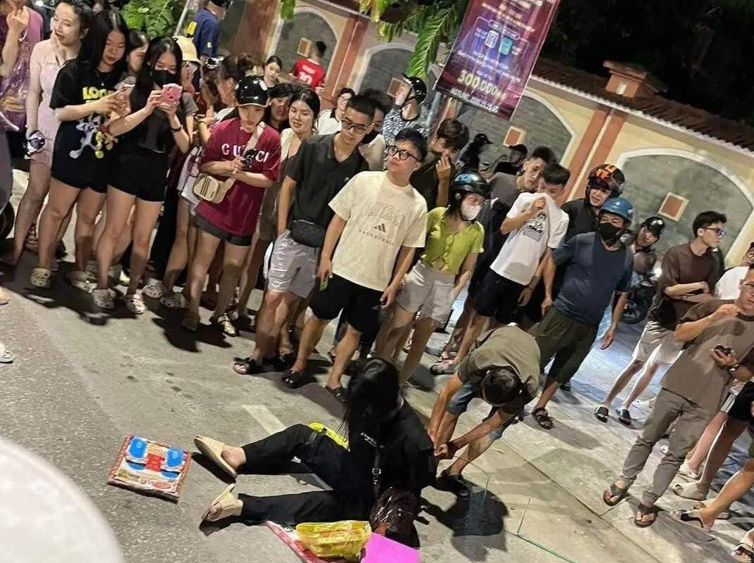 Người dân khống chế Nguyễn Thị Hoàng Ngân do người này có hành vi đập phá tài sản. Ảnh: Ngọc Anh