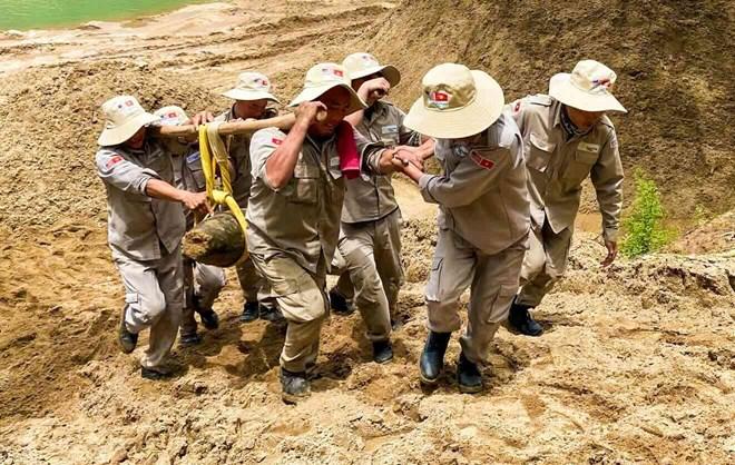 Di dời an toàn quả bom 227kg gần cửa Động Phong Nha