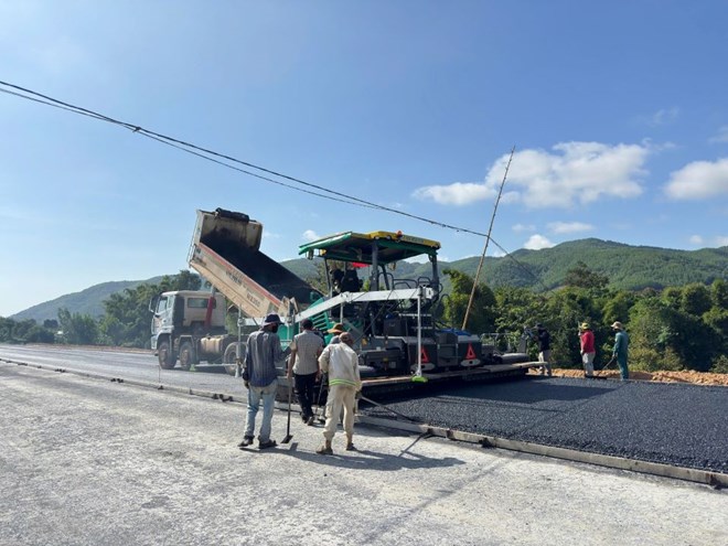 Nhà thầu dùng cây tre chống dây điện thi công cao tốc Khánh Hòa - Buôn Ma Thuột
