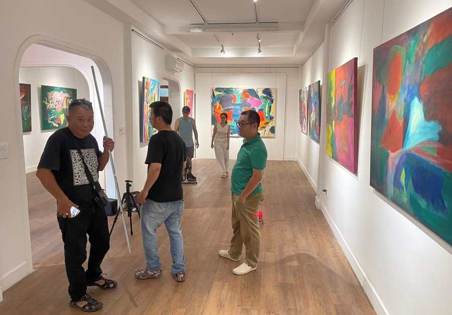 Triển lãm 'Đang trôi' của Bùi Chát sẽ kéo dài đến hết 24/7.