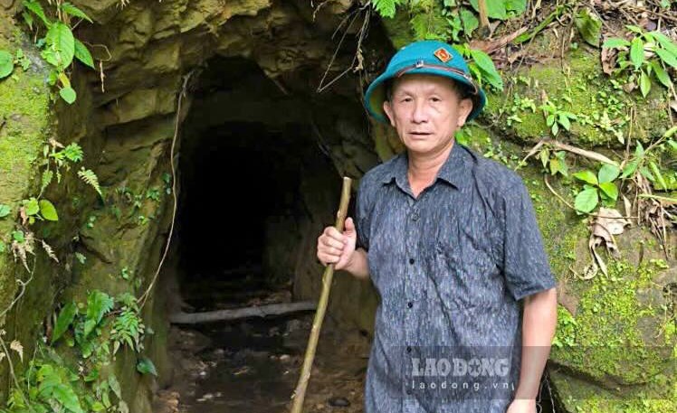 Ông Nguyễn Ngọc Hùng - Giám đốc Ban Quản lý rừng phòng hộ lưu vực sông Bến Hải đi vào hiện trường, kiểm tra một điểm khai thác vàng trái phép. Ảnh: PV
