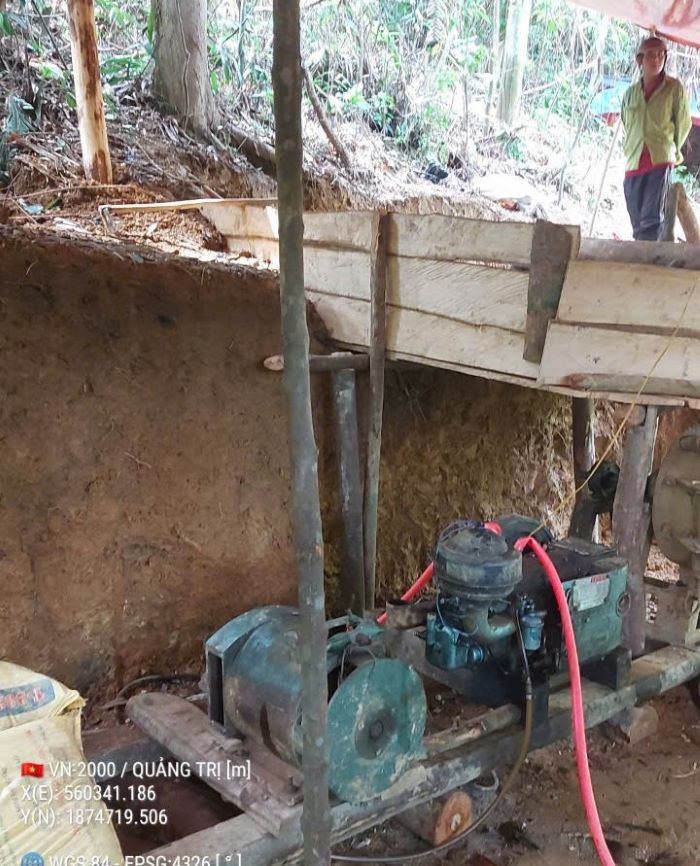 Máy móc, máng phục vụ cho việc đào đãi vàng trái phép. Ảnh: PV