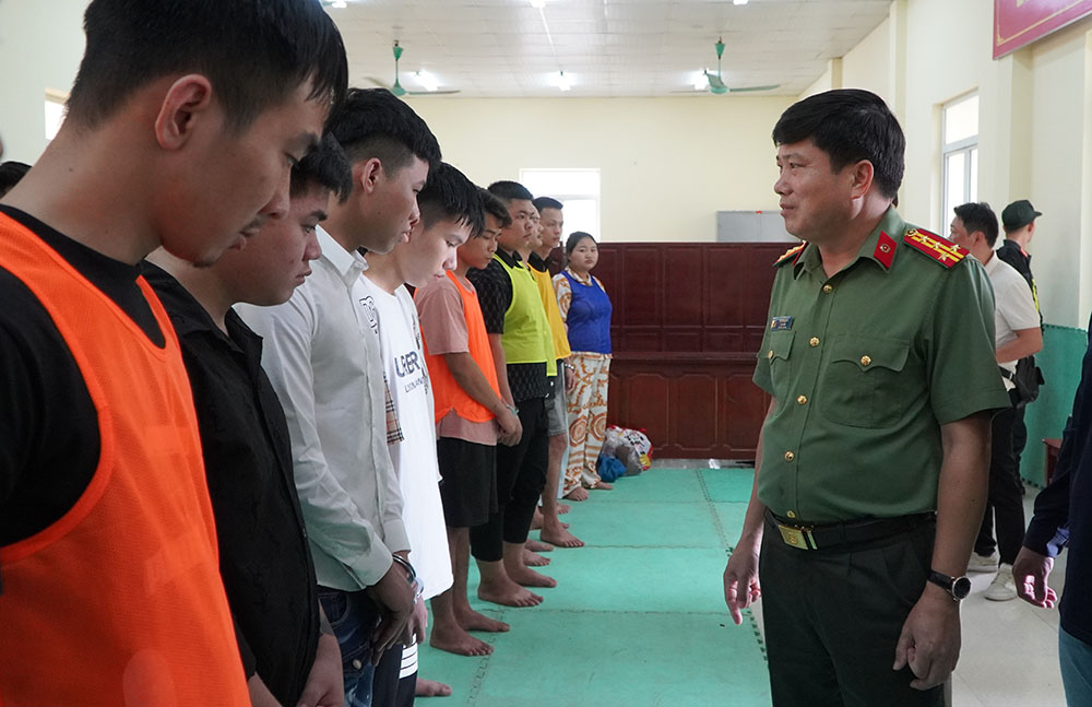Đại tá Vũ Văn Đấu - Giám đốc Công an tỉnh trực tiếp xét hỏi các đối tượng. Ảnh: Công an Điện Biên