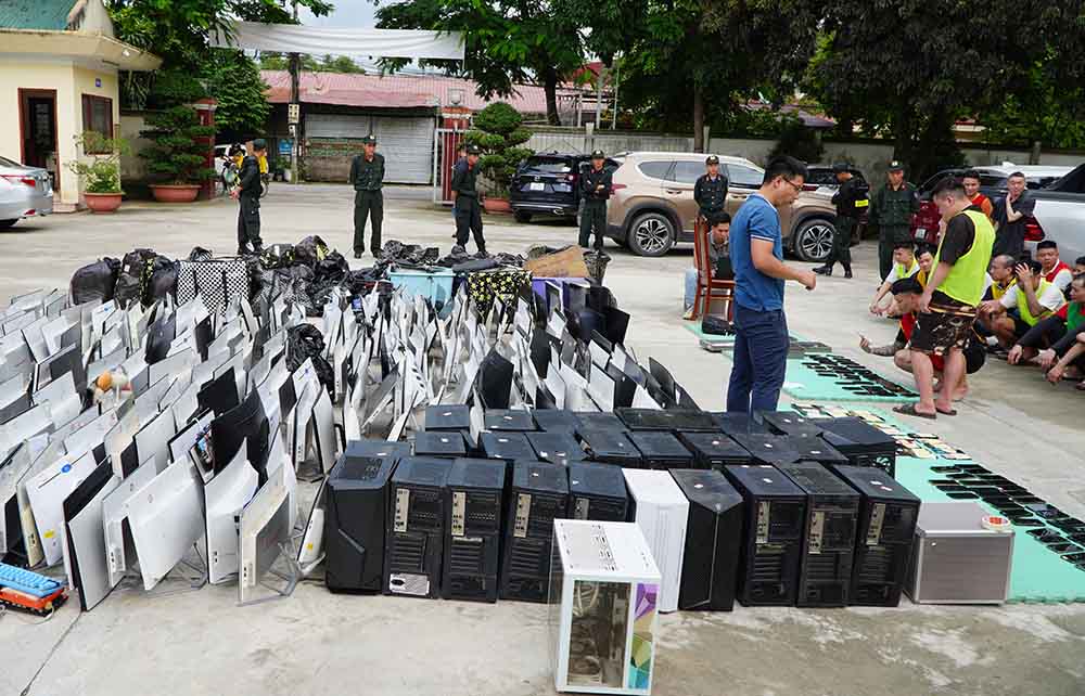 Số lượng tang vật khủng được lực lượng chức năng thu giữ. Ảnh: Công an Điện Biên