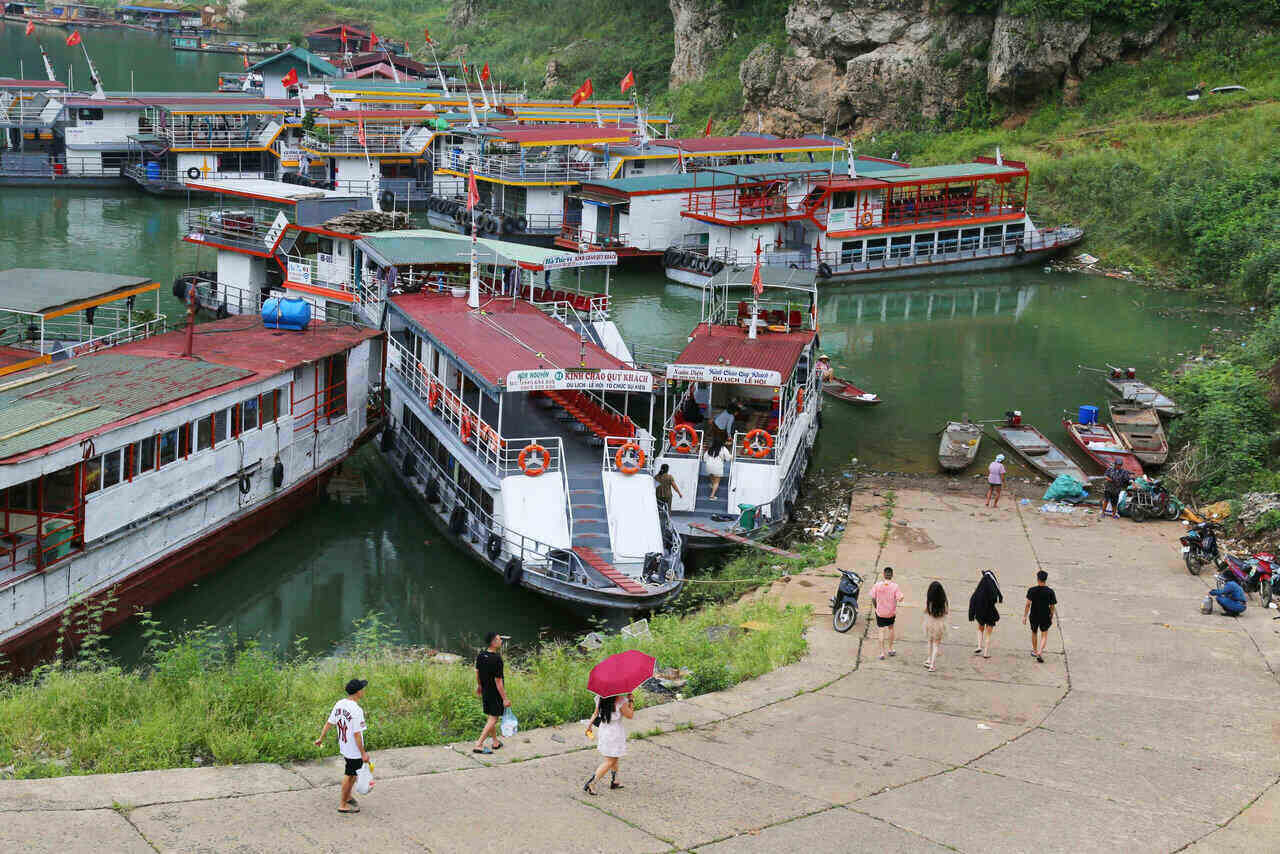 Cảng Bích Hạ nhộn nhịp trở lại trong những ngày Thủy điện Hòa Bình mở cửa xả lũ. Ảnh: Bình Khang