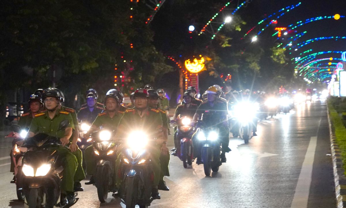 Ra quân biểu dương lực lượng tại các phường trung tâm tỉnh Thanh Hóa. Ảnh: CATH