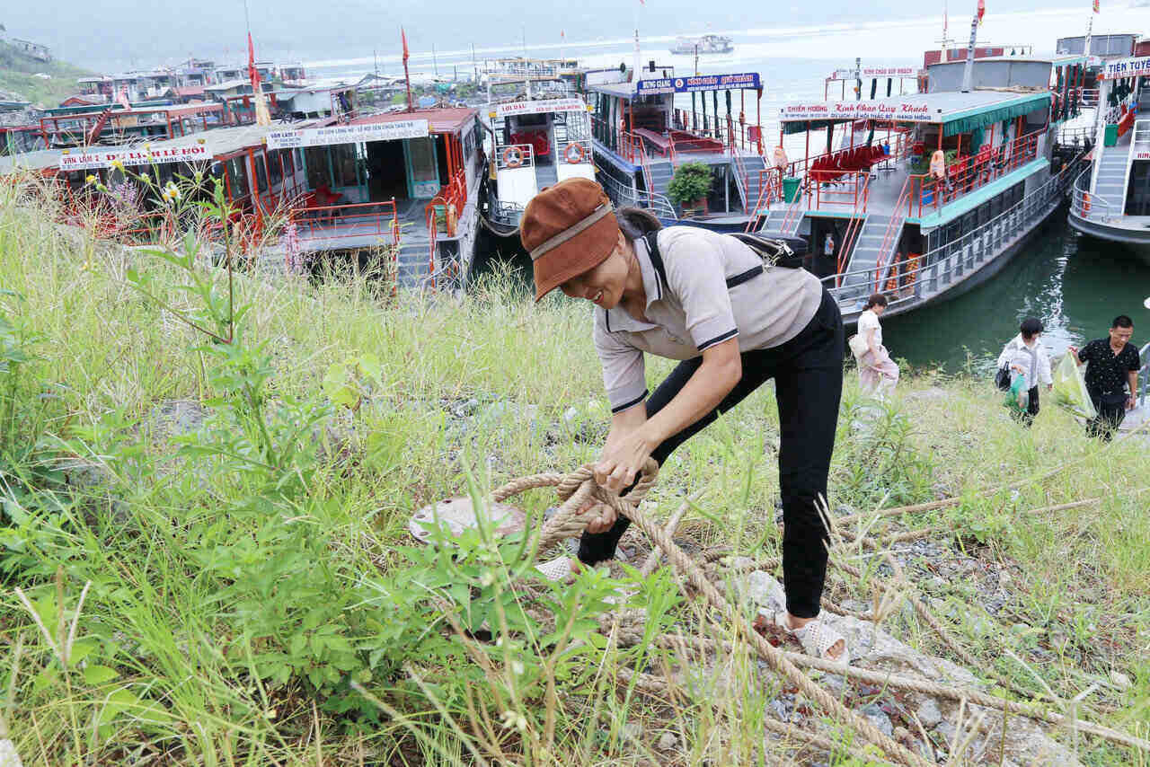 Chị Hương, chủ thuyền du lịch trên hồ Thủy điện Hòa Bình vui mừng khi có nhiều đoàn khách du lịch trở lại. Ảnh: Bình Khang