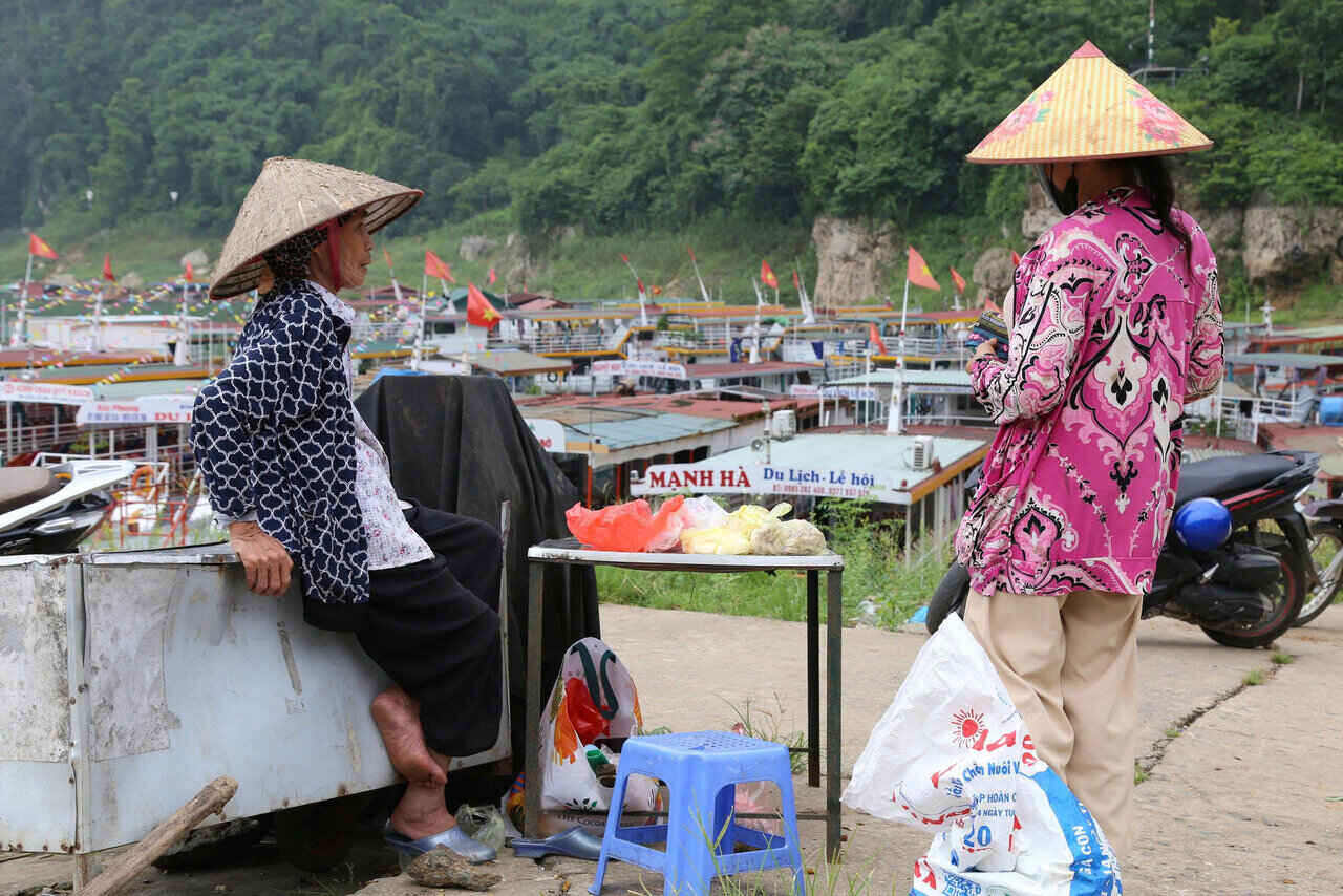 Người dân địa phương bày bán hàng tại khu vực Cảng Bích Hạ, hồ Thủy điện Hòa Bình. Ảnh: Bình Khang