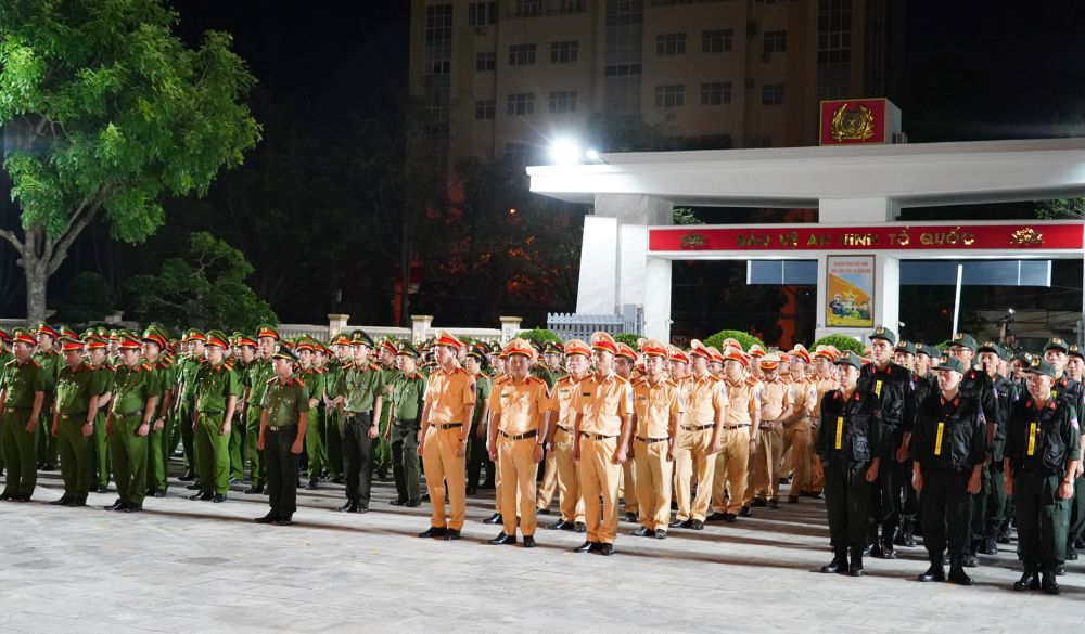 Lễ ra quân thực hiện Mệnh lệnh số 01 của Giám đốc Công an tỉnh Thanh Hóa. Ảnh: CATH