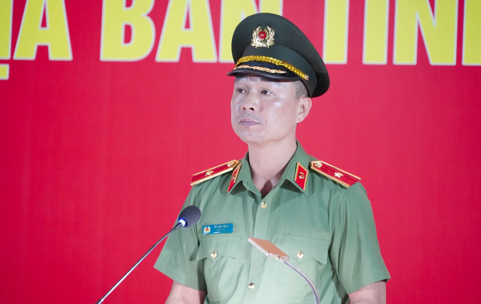 Thiếu tướng Tô Anh Dũng - Giám đốc Công an tỉnhbThanh Hóa phát Lệnh ra quân tổng kiểm tra ban đêm trấn áp tội phạm. Ảnh: CATH