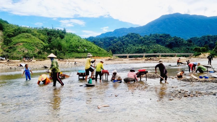 Người lớn đãi vàng mưu sinh, trẻ nhỏ theo chân xuống sông ngụp lặn ở thượng nguồn thủy điện Đak Mi 4. Ảnh: Nguyễn Hoàng