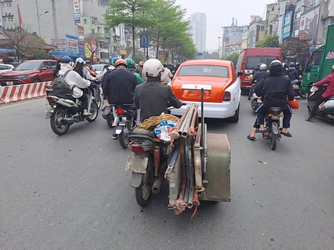 Xe máy cũ nát chở hàng hóa gây mất an toàn giao thông và ô nhiễm môi trường. Ảnh: Minh Hạnh