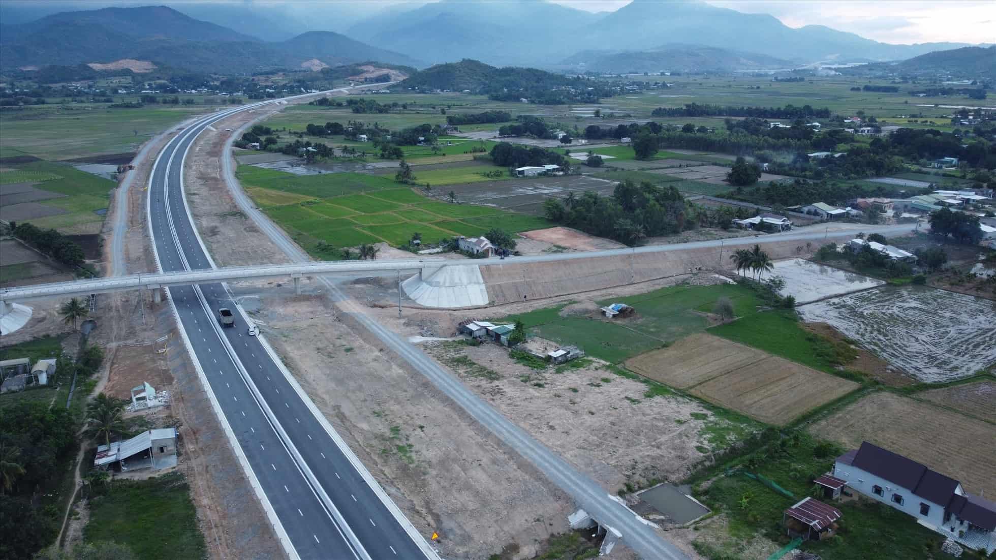 Cao tốc Nha Trang - Cam Lâm chính thức hoàn thành, đưa vào khai thác từ ngày 19.5.2023. Ảnh: Hữu Long