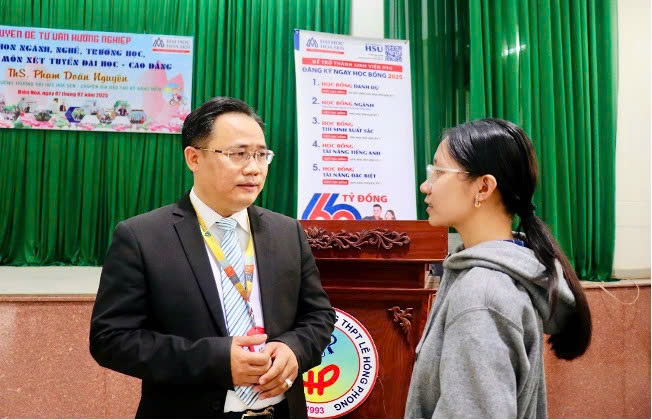 ThS Phạm Doãn Nguyên tư vấn hướng nghiệp, tuyển sinh cho học sinh. Ảnh: Nhân vật cung cấp