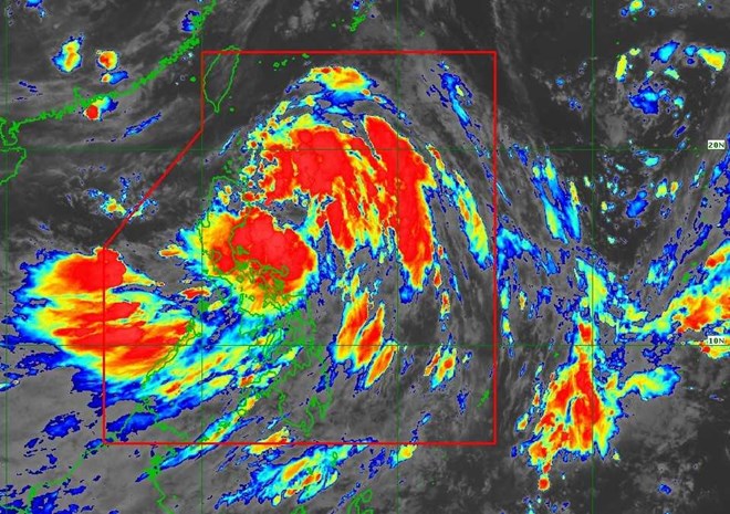 Áp thấp nhiệt đới mạnh thành bão gần Biển Đông, gây sóng dữ, mưa lớn diện rộng