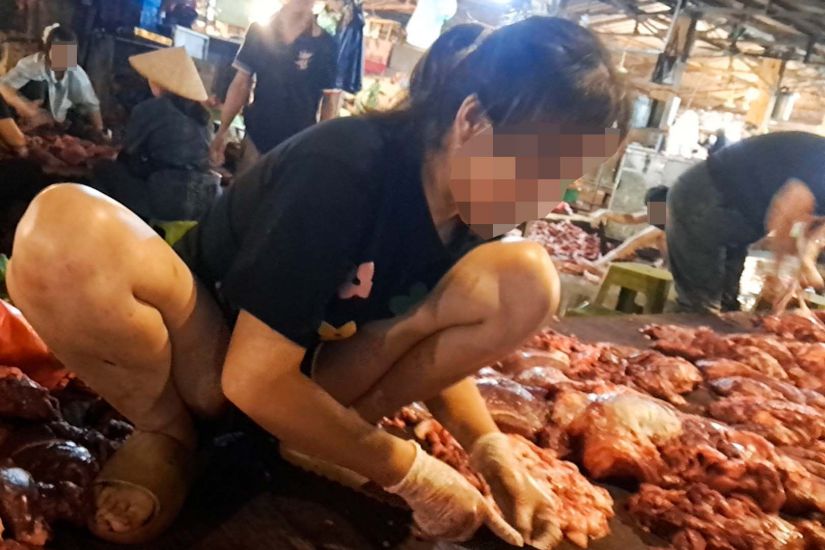 Từng tảng thịt đỏ au, được tuồn từ lò mổ nhà bà Thu ra chợ đầu mối Hải Bối. Ảnh: Nhóm PV