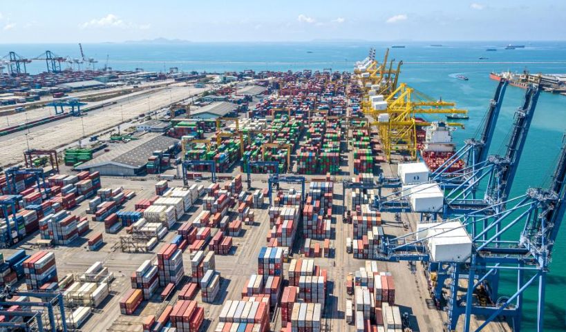 Cảng Laem Chabang ở tỉnh Chonburi là một trong những cảng trung chuyển container quốc tế quan trọng nhất của Thái Lan. Ảnh: Xinhua