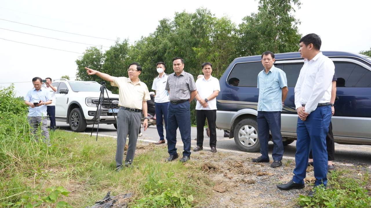 Lãnh đạo Chi cục và lãnh đạo UBND xã Suối Hai đi kiểm tra hiện trạng vụ việc Báo Lao Động phản ánh. Ảnh: Chi cục cung cấp