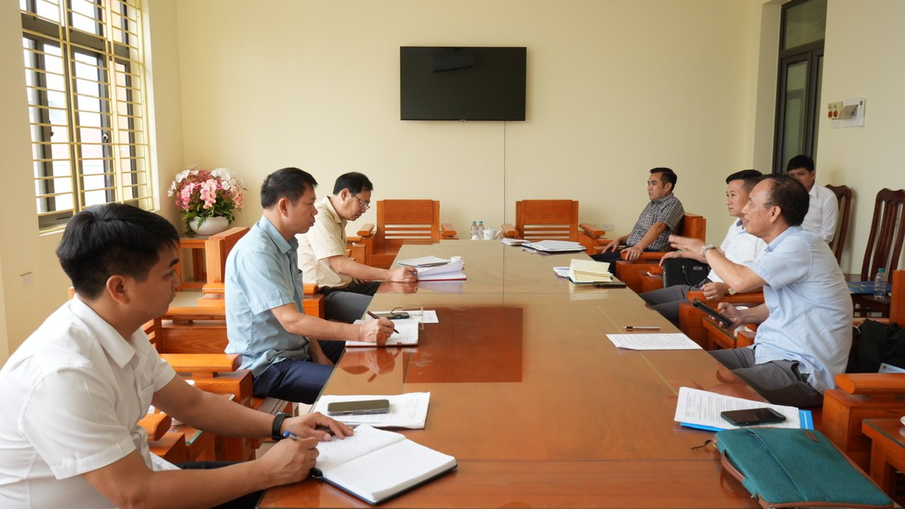 Hình ảnh đoàn cán bộ của Chi cục Thú y làm việc với UBND xã Suối Hai về vụ việc Báo Lao Động phản ánh. Ảnh: Chi cục cung cấp