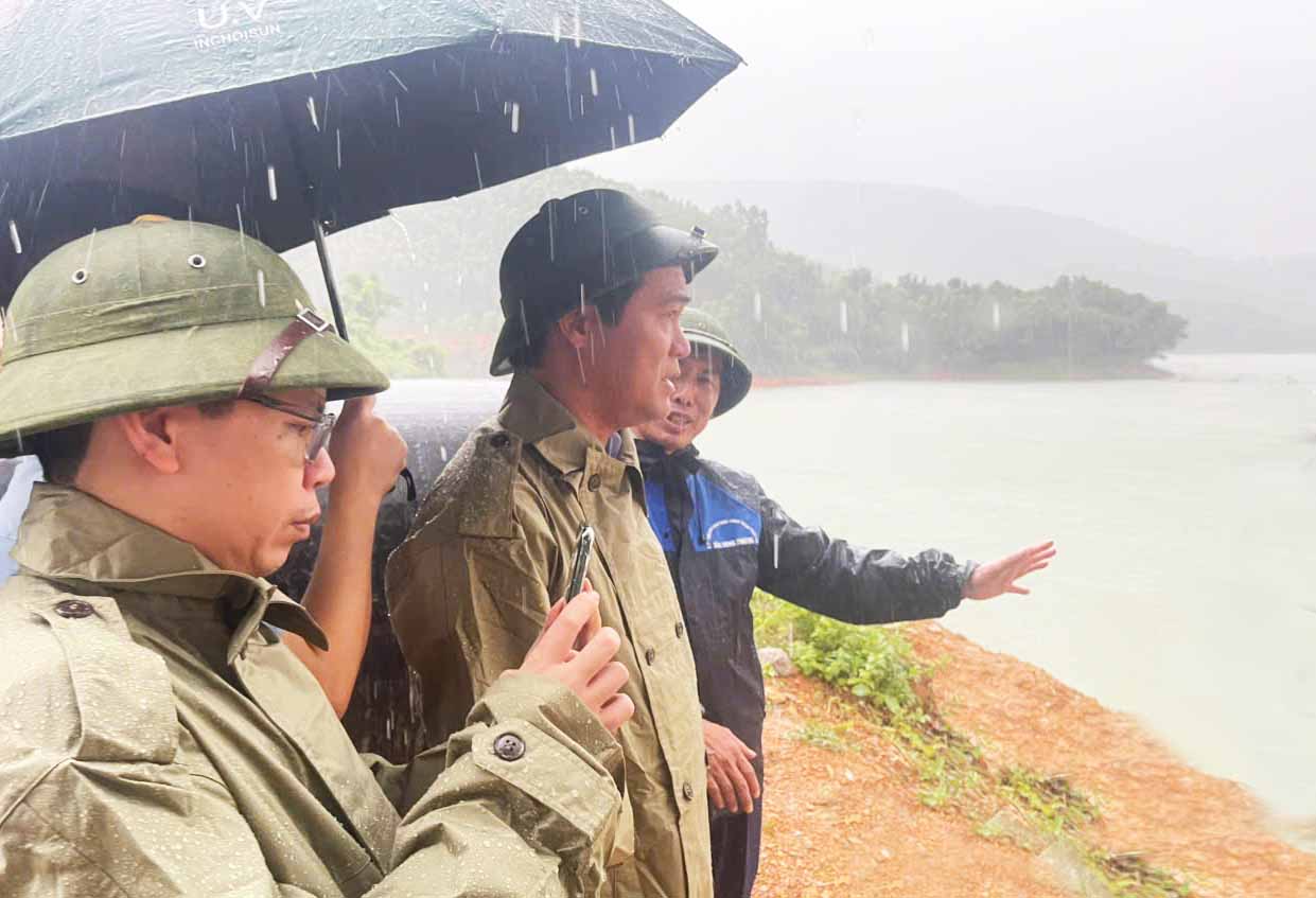 Phó Chủ tịch UBND tỉnh Bắc Ninh Lê Xuân Lợi kiểm tra công tác ứng phó với bão số 3 tại hồ Cấm Sơn. Ảnh: Hữu Thắng
