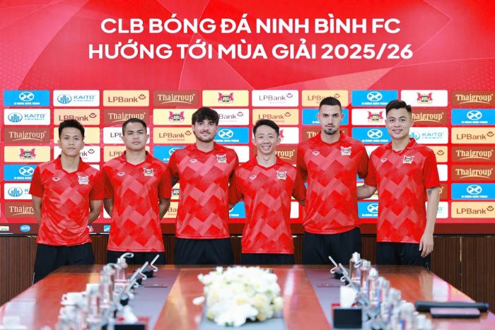 Dàn cầu thủ tân binh của Ninh Bình FC. Ảnh: NBFC