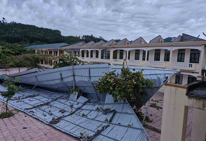 Giông lốc khiến tàu chìm, nhà tốc mái, cây đổ gãy ở Hà Tĩnh