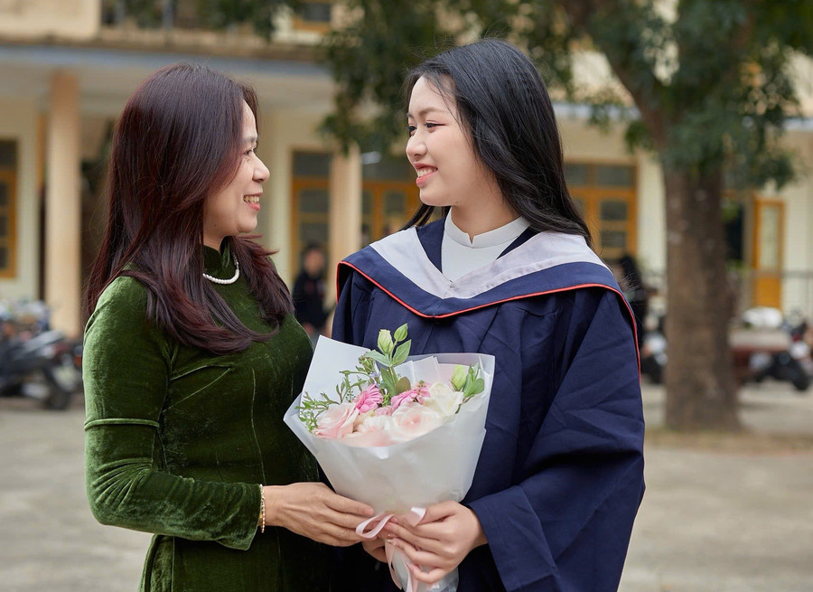 Em Dương Thu Giang (HS lớp 12C11, trường THPT Sông Công, tỉnh Thái Nguyên) bên cô giáo chủ nhiệm lớp. giang-1.jpg