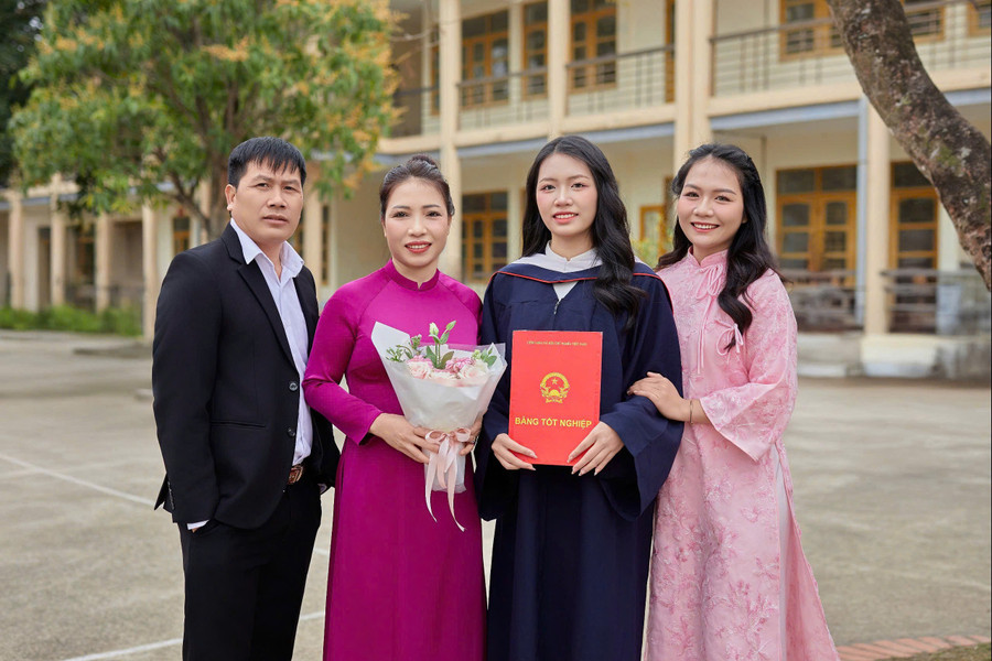 Giang cùng bố mẹ và chị gái. giang-3.jpg