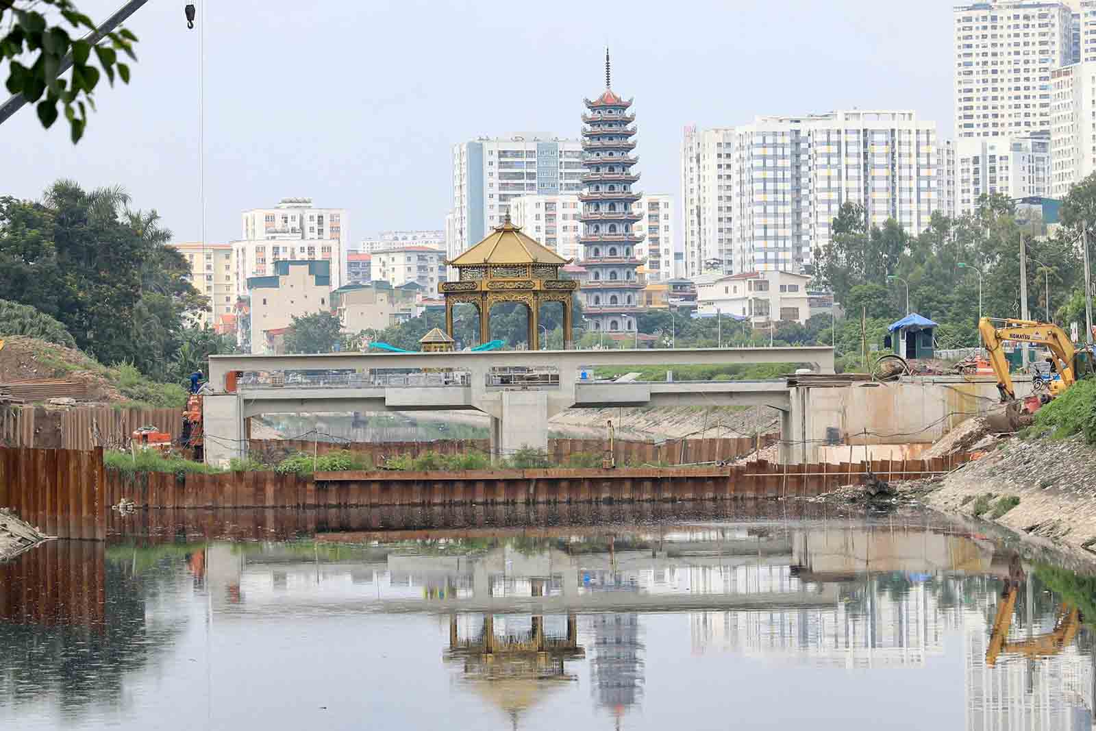 Công trình là một trong những giải pháp ứng phó với tình trạng sông Tô Lịch có nguy cơ cạn kiệt vào mùa đông xuân, sau khi Nhà máy xử lý nước thải Yên Xá đi vào hoạt động và thu gom gần như toàn bộ lượng nước thải đổ vào sông, nhưng không bổ cập trở lại. Ảnh: Sóng Hữu