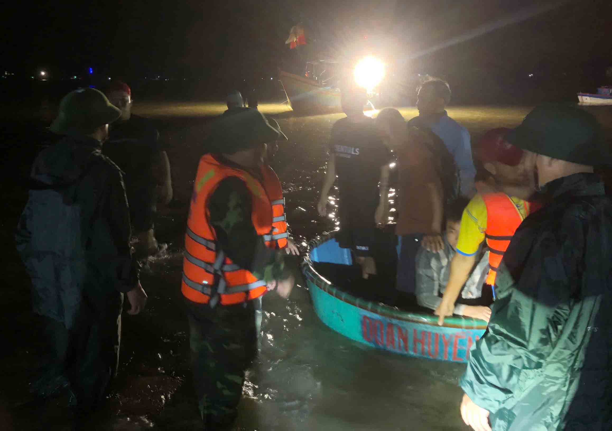 Đưa các du khách trên tàu du lịch bị chìm trên biển Thiên Cầm vào bờ anh toàn. Ảnh: Thanh Tuấn.