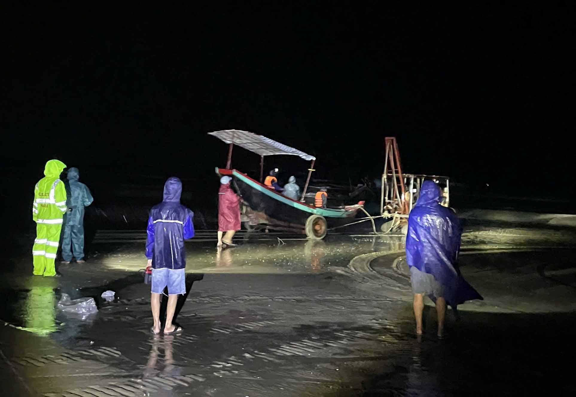 Cứu hộ, tìm kiếm ngư dân mất tích trên tàu cá bị chìm ở xã Cổ Đạm. Ảnh: Công an Hà Tĩnh.
