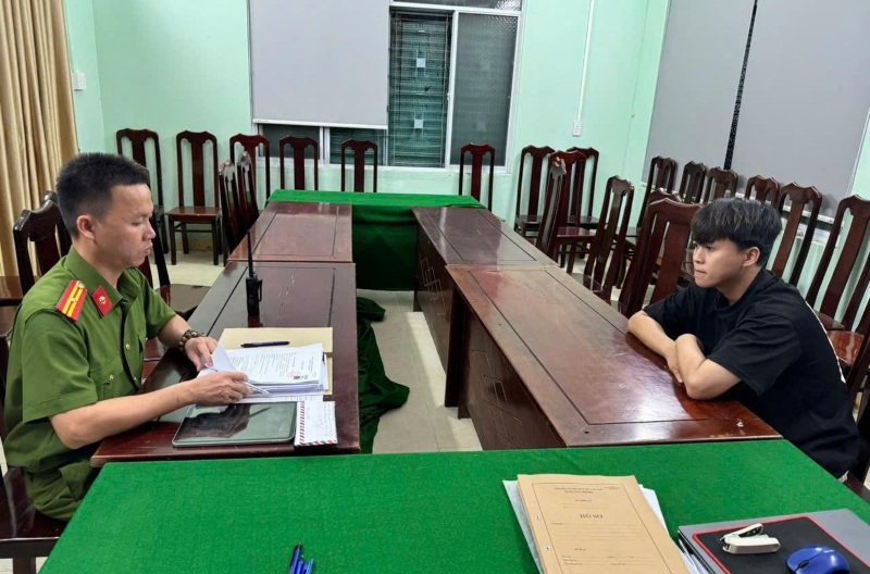 Công an xã Nam Phước, Đà Nẵng làm việc với nghi phạm trộm tiền, vàng trị giá hàng trăm triệu đồng. Ảnh: CACC