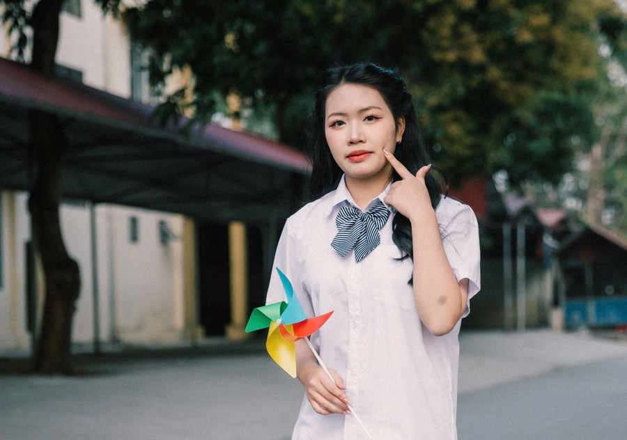 Em Dương Thu Giang (HS lớp 12C11, trường THPT Sông Công, tỉnh Thái Nguyên).