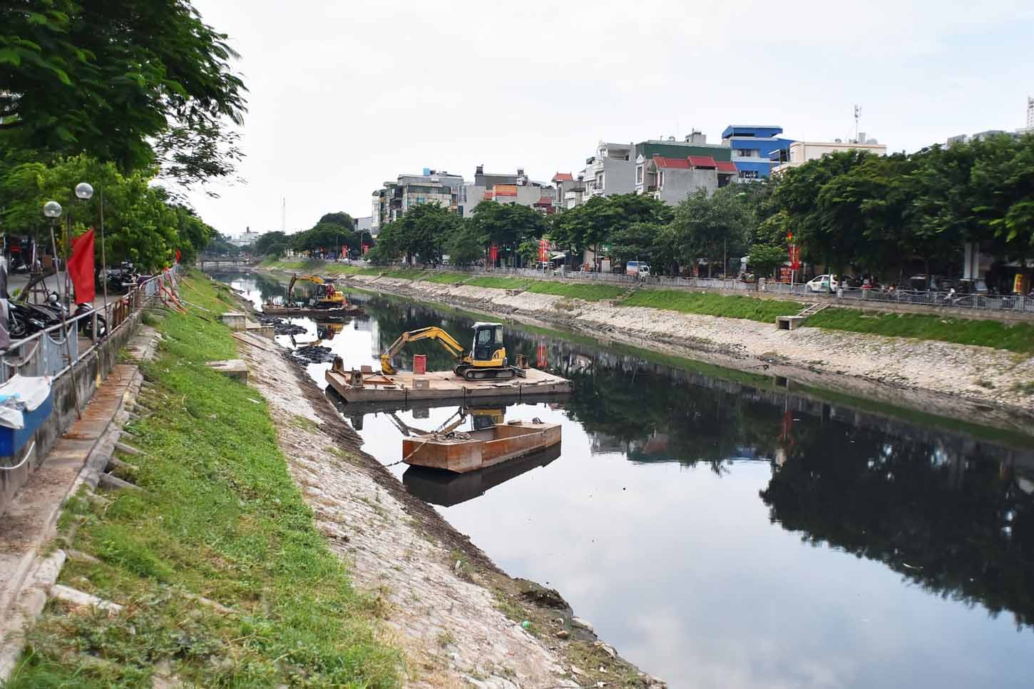 Hơn một tháng qua, thành phố Hà Nội giao các đơn vị liên quan khẩn trương triển khai chiến dịch nạo vét toàn diện sông Tô Lịch và cải tạo hồ Sen, nhằm tạo hồ lắng trung gian để dẫn nước vào sông.