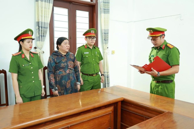 Bắt tạm giam người phụ nữ lừa đảo hơn 1 tỉ đồng để đánh bạc trực tuyến