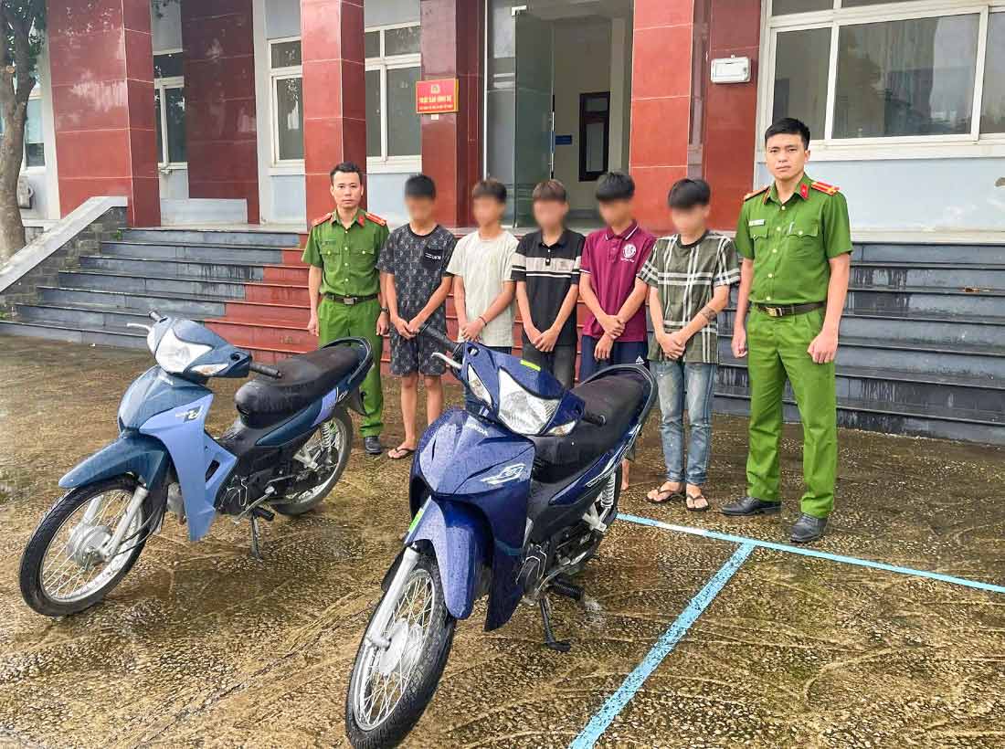Nhóm 5 đối tượng trộm cắp xe máy bị Công an phường Tân Mai triệu tập bắt giữ cùng tang vật. Ảnh: Ngọc Anh