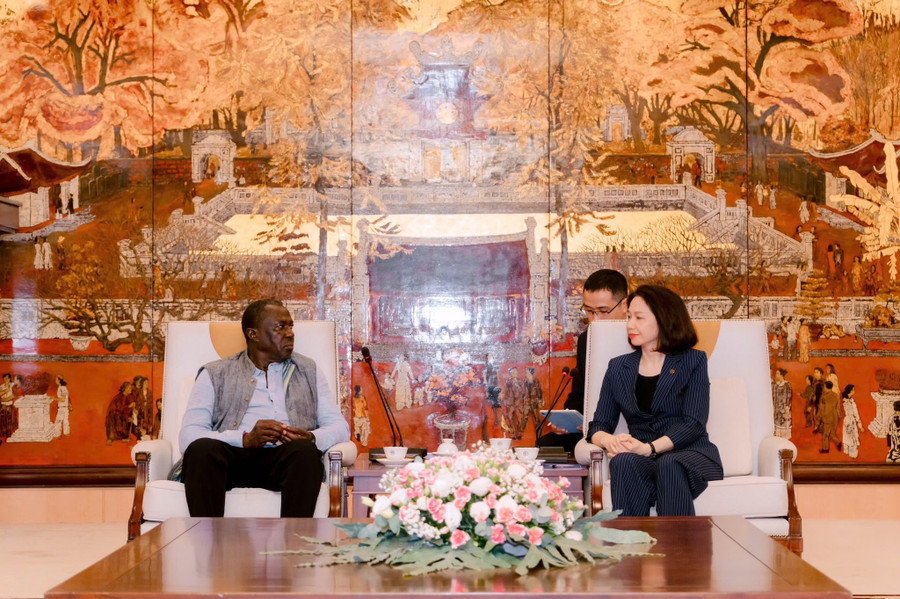 Bà Vũ Thu Hà - Phó Chủ tịch UBND thành phố Hà Nội tiếp ông George O.Abungu - chuyên gia UNESCO. khoi-phuc-kinh-thien-1.jpg