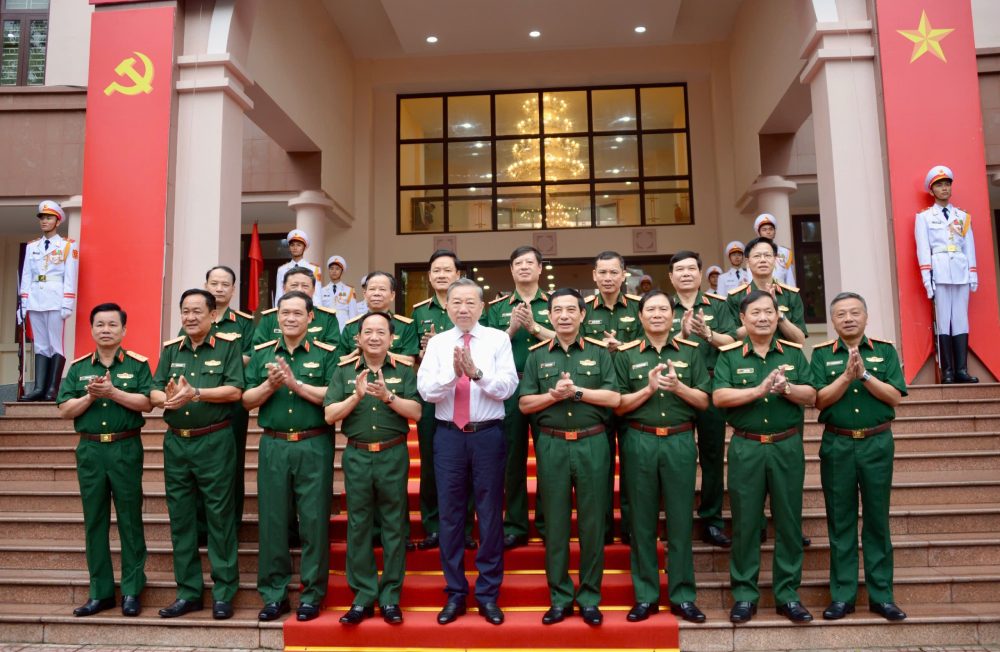 Tổng Bí thư Tô Lâm cùng các lãnh đạo Quân ủy Trung ương, Bộ Quốc phòng, Tổng cục Chính trị Quân đội nhân dân Việt Nam. Ảnh: Hải Nguyễn