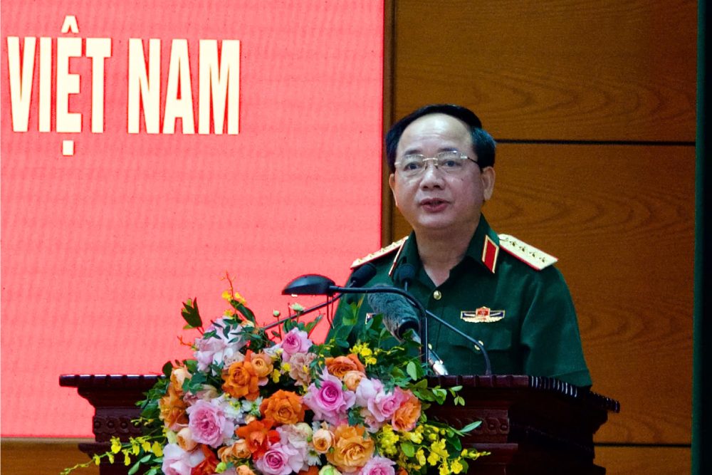 Đại tướng Trịnh Văn Quyết, Chủ nhiệm Tổng cục Chính trị Quân đội nhân dân Việt Nam báo cáo tại buổi làm việc. Ảnh: Hải Nguyễn